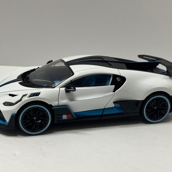 1:18 Bugatti Divo Metal Diecast With LED headlight & Taillight White - Picture 3 of 12